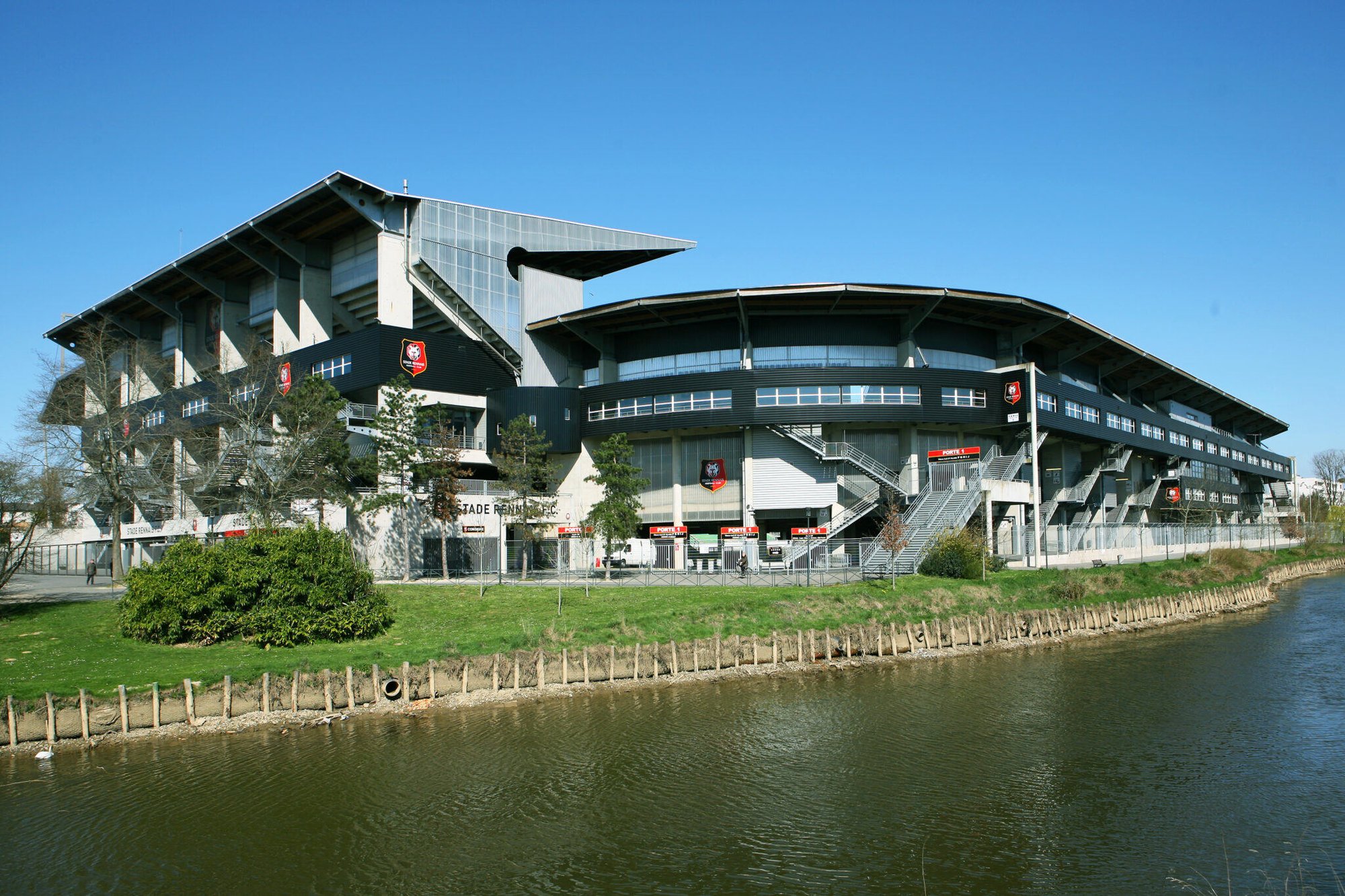 Stade-exterieur-2048x1365